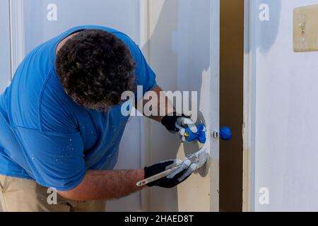 Zimmermann Zimmermann arbeitet Malerei A mit Pinsel Holztür Stockfoto