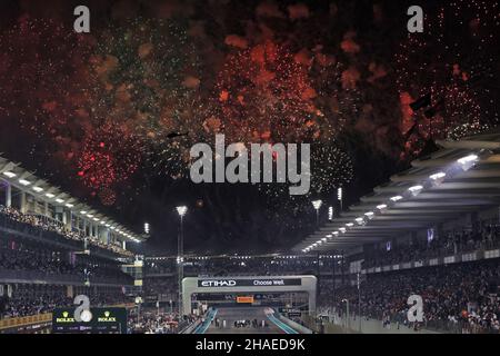 Abu Dhabi, Abu Dhabi. 12th Dez 2021. Feuerwerk am Ende des Rennens. Abu Dhabi Grand Prix, Sonntag, 12th. Dezember 2021. Yas Marina Circuit, Abu Dhabi, VAE. Quelle: James Moy/Alamy Live News Stockfoto