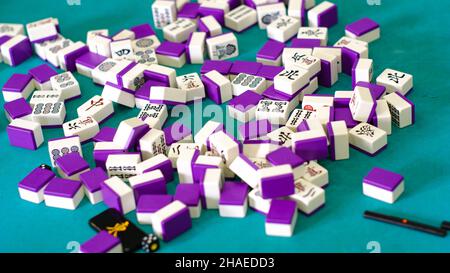 Viele Mahjong-Steine auf dem Spielfeld. Ein altes asiatisches Spiel namens Mahjong als eine Möglichkeit, Ihre Freizeit mit Freude zu verbringen und etwas Spaß zu bekommen. Selektiv Stockfoto