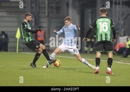 MAPEI Stadium, Reggio Emilia, Italien, 12. Dezember 2021, Domenico Berardi (Sassuolo) mit einem Kontrast zu Toma. Basic (Lazio) während des Spiels US Sassuolo gegen SS Lazio - italienische Fußballserie A Stockfoto