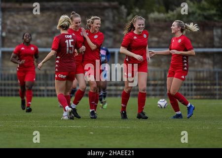 London, Großbritannien. 12th Dez 2021. Worthing feiert ihr erstes Tor beim Premier-Spiel der Frauen in London und South East zwischen Dulwich Hamlet und Worthing auf dem Champion Hill in London, England. Liam Asman/SPP Credit: SPP Sport Press Photo. /Alamy Live News Stockfoto