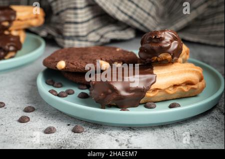 Dunkler, mit Schokolade überzogener Halbverdauungskeks mit Schokoladenkeksen und Chips für die Valentinstag-Feier der Lieben. Teilweise mit Krümel gegessen. Stockfoto