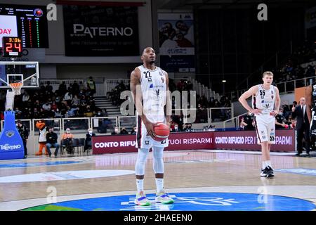 Trient, Italien. 12th Dez 2021. Jamarr Sanders (Bertram Derthona Basket Tortona) während Dolomiti Energia Trentino gegen Bertram Derthona Tortona, Italienischer Basketball Eine Serie Meisterschaft in Trient, Italien, Dezember 12 2021 Quelle: Independent Photo Agency/Alamy Live News Stockfoto