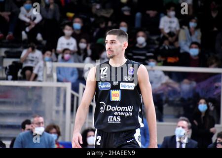 Trient, Italien. 12th Dez 2021. Diego Flaccadori (Dolomiti energia Trentino) während der Dolomiti Energia Trentino gegen Bertram Derthona Tortona, Italienischer Basketball A Serie Championship in Trient, Italien, Dezember 12 2021 Credit: Independent Photo Agency/Alamy Live News Stockfoto