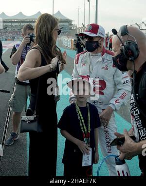 12.12.2021, Yas Marina Circuit, Abu Dhabi, FORMEL 1 ETIHAD AIRWAYS ABU DHABI GRAND PRIX 2021, im Bild Kimi Räikkönen (FIN), Alfa Romeo Racing ORLEN mit Frau Minttu und Sohn Robin. Stockfoto