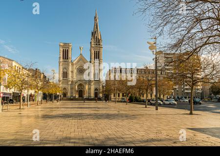 Die Eglise Notre Dame wurde 1881 auf dem Place de la Liberté erbaut. Die größte Kirche in Saint-Chamond (Frankreich) hat seit dem Zerfall des Dachträgers eine Turmspitze vermisst. Seit 2004 ist sie für den Service geschlossen. Die Kirche im Zentrum von Saint-Chamond (Frankreich) wird im Sommer 2022 entweiht und künftig für kulturelle Zwecke genutzt Stockfoto