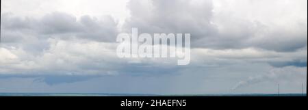 Luftverschmutzung Foto: Starke Wolken gemischt mit Rauch von Industrierohren Stockfoto