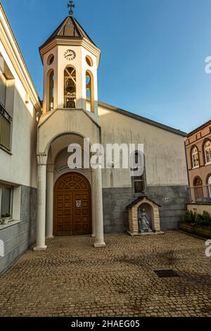 Die armenische Kirche in Saint-Chamond, Frankreich. Die armenische Gemeinde existiert seit dem Ende des Weltkrieges von 1st. Seit 2015 wird die Pfarrei von Pater Antranik geleitet Stockfoto