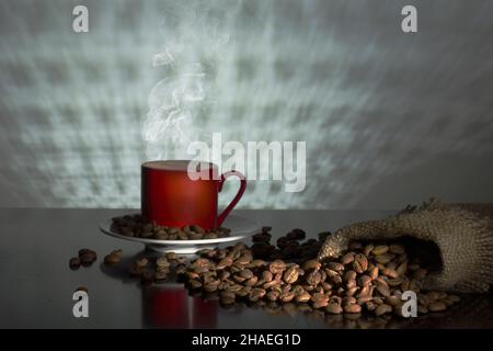 Eine Tasse heißen türkischen Kaffee und Kaffeesorten in einem Sack Stockfoto