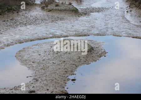 Wattflächen im Pagham Harbour Nature Reserve bei Ebbe. Stockfoto