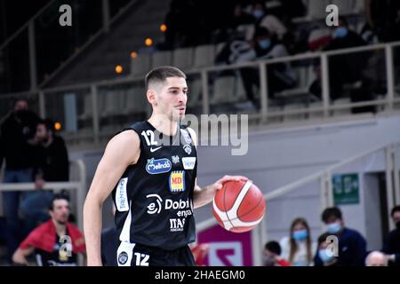 Trient, Italien. 12th Dez 2021. Diego Flaccadori (Dolomiti energia Trentino) während der Dolomiti Energia Trentino gegen Bertram Derthona Tortona, Italienischer Basketball A Serie Championship in Trient, Italien, Dezember 12 2021 Credit: Independent Photo Agency/Alamy Live News Stockfoto