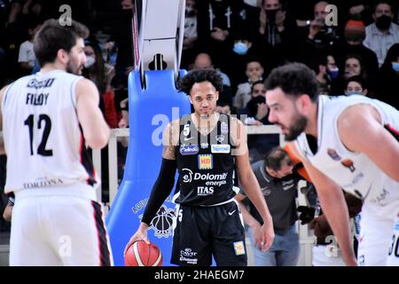 Trient, Italien. 12th Dez 2021. Cameron Reynolds (Dolomiti energia Trentino) während der Dolomiti Energia Trentino gegen Bertram Derthona Tortona, Italienischer Basketball A Serie Championship in Trient, Italien, Dezember 12 2021 Credit: Independent Photo Agency/Alamy Live News Stockfoto