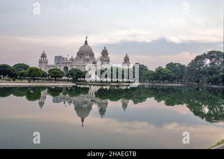 Im Teichwasser im Gartenbereich des Victoria Memorial ist Reflexion zu sehen. Stockfoto