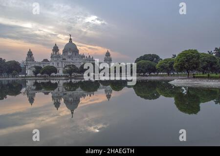 Im Teichwasser im Gartenbereich des Victoria Memorial ist Reflexion zu sehen. Stockfoto