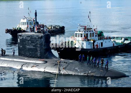 Subic Bay, Philippinen. 10. November 2011. Das Schnellangriffs-U-Boot USS Texas der US Navy der Virginia-Klasse mooriert neben dem U-Boot-Tender USS Emory S. Land während eines Hafenbesuchs am 10. November 2011 in Subic Bay, Philippinen. Kredit: MC2 Chris Williamson/U.S. Navy/Alamy Live News Stockfoto