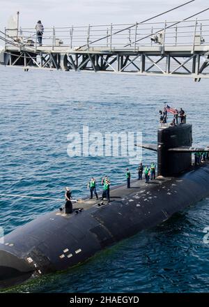 Kredit: MCS Michael Doan/U.S. Navy/Alamy Live NewsPhuket, Thailand. 14. Mai 2015. Das Schnellangriffs-U-Boot USS Key West der US Navy der Los Angeles-Klasse landt während eines Hafenbesuches am 14. Mai 2015 in Phuket, Thailand, dem U-Boot-Tender USS Emory S. Land. Stockfoto