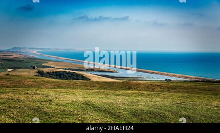 Eine wunderschöne Landschaft am berühmten Chesil Beach und St. Catherines Chappel in Dorset, Großbritannien Stockfoto