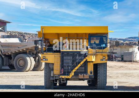 Bergbauwagen in der Tagebaugrube Corta Atalaya. Tiefaushub von Pyrit und Gewinnung von Mineralien von cooper und Gold in der Gemeinde Minas de Rioti Stockfoto