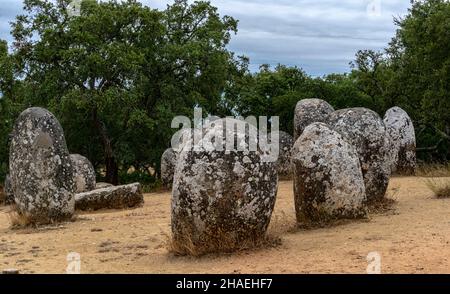 Cromlech dos Almendres, megalithischer und neolithischer Komplex, Evora, Alentejo, Portugal. Stockfoto