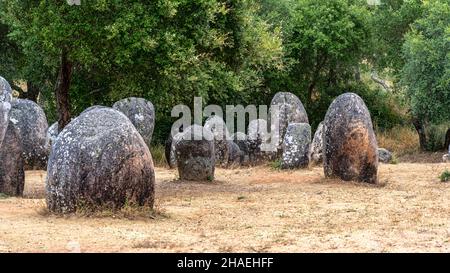 Cromlech dos Almendres, megalithischer und neolithischer Komplex, Evora, Alentejo, Portugal. Stockfoto