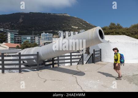 Person, die das 100-Tonnen-Geschütz auf dem Napier von Magdala Battery, Gibraltar, anschaut Stockfoto