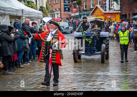 Lymm, KH, Großbritannien. Samstag, 11. Dezember 2021 - Lymm, Hémieh, England, Vereinigtes Königreich. Das jährliche Lymm Dickensian Christmas Festival in Lymm Village kehrt nach einer Pause aufgrund von COVID 19 zurück. Eine Reihe von Ständen und Händlern, die eine Vielzahl von Kunsthandwerk und Weihnachtsgeschenken verkaufen, sowie eine große Auswahl an Speisen, säumen die Dorfstraßen mit Dickenser-Charakteren in Hülle und Fülle. Es gibt auch einen Santa Dash und eine Grand Parade. Der Stadtkriter Pater Powell führte die Parade durch das Dorf Credit: John Hopkins/Alamy Live News Stockfoto