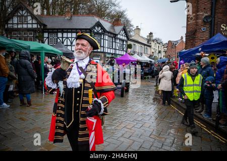 Lymm, KH, Großbritannien. Samstag, 11. Dezember 2021 - Lymm, Hémieh, England, Vereinigtes Königreich. Das jährliche Lymm Dickensian Christmas Festival in Lymm Village kehrt nach einer Pause aufgrund von COVID 19 zurück. Eine Reihe von Ständen und Händlern, die eine Vielzahl von Kunsthandwerk und Weihnachtsgeschenken verkaufen, sowie eine große Auswahl an Speisen, säumen die Dorfstraßen mit Dickenser-Charakteren in Hülle und Fülle. Es gibt auch einen Santa Dash und eine Grand Parade. Der Stadtkriter Pater Powell führte die Parade durch das Dorf Credit: John Hopkins/Alamy Live News Stockfoto