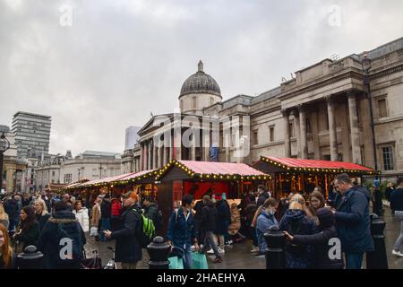 London, Großbritannien. 12th Dez 2021. Die Menschen besuchen den Weihnachtsmarkt am Trafalgar Square. (Foto: Vuk Valcic/SOPA Images/Sipa USA) Quelle: SIPA USA/Alamy Live News Stockfoto