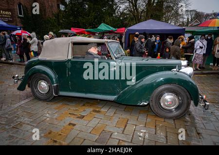 Lymm, KH, Großbritannien. Samstag, 11. Dezember 2021 - Lymm, Hémieh, England, Vereinigtes Königreich. Das jährliche Lymm Dickensian Christmas Festival in Lymm Village kehrt nach einer Pause aufgrund von COVID 19 zurück. Eine Reihe von Ständen und Händlern, die eine Vielzahl von Kunsthandwerk und Weihnachtsgeschenken verkaufen, sowie eine große Auswahl an Speisen, säumen die Dorfstraßen mit Dickenser-Charakteren in Hülle und Fülle. Es gibt auch einen Santa Dash und eine Grand Parade Credit: John Hopkins/Alamy Live News Stockfoto