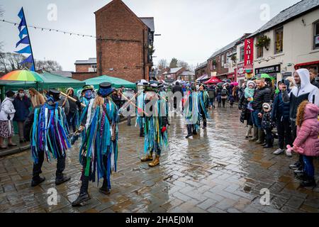 Lymm, KH, Großbritannien. Samstag, 11. Dezember 2021 - Lymm, Hémieh, England, Vereinigtes Königreich. Das jährliche Lymm Dickensian Christmas Festival in Lymm Village kehrt nach einer Pause aufgrund von COVID 19 zurück. Eine Reihe von Ständen und Händlern, die eine Vielzahl von Kunsthandwerk und Weihnachtsgeschenken verkaufen, sowie eine große Auswahl an Speisen, säumen die Dorfstraßen mit Dickenser-Charakteren in Hülle und Fülle. Es gibt auch einen Santa Dash und eine Grand Parade Credit: John Hopkins/Alamy Live News Stockfoto