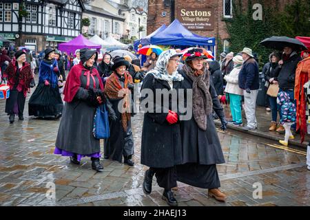 Lymm, KH, Großbritannien. Samstag, 11. Dezember 2021 - Lymm, Hémieh, England, Vereinigtes Königreich. Das jährliche Lymm Dickensian Christmas Festival in Lymm Village kehrt nach einer Pause aufgrund von COVID 19 zurück. Eine Reihe von Ständen und Händlern, die eine Vielzahl von Kunsthandwerk und Weihnachtsgeschenken verkaufen, sowie eine große Auswahl an Speisen, säumen die Dorfstraßen mit Dickenser-Charakteren in Hülle und Fülle. Es gibt auch einen Santa Dash und eine Grand Parade Credit: John Hopkins/Alamy Live News Stockfoto