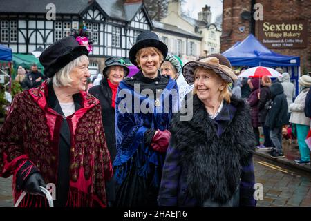 Lymm, KH, Großbritannien. Samstag, 11. Dezember 2021 - Lymm, Hémieh, England, Vereinigtes Königreich. Das jährliche Lymm Dickensian Christmas Festival in Lymm Village kehrt nach einer Pause aufgrund von COVID 19 zurück. Eine Reihe von Ständen und Händlern, die eine Vielzahl von Kunsthandwerk und Weihnachtsgeschenken verkaufen, sowie eine große Auswahl an Speisen, säumen die Dorfstraßen mit Dickenser-Charakteren in Hülle und Fülle. Es gibt auch einen Santa Dash und eine Grand Parade Credit: John Hopkins/Alamy Live News Stockfoto