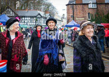 Lymm, KH, Großbritannien. Samstag, 11. Dezember 2021 - Lymm, Hémieh, England, Vereinigtes Königreich. Das jährliche Lymm Dickensian Christmas Festival in Lymm Village kehrt nach einer Pause aufgrund von COVID 19 zurück. Eine Reihe von Ständen und Händlern, die eine Vielzahl von Kunsthandwerk und Weihnachtsgeschenken verkaufen, sowie eine große Auswahl an Speisen, säumen die Dorfstraßen mit Dickenser-Charakteren in Hülle und Fülle. Es gibt auch einen Santa Dash und eine Grand Parade Credit: John Hopkins/Alamy Live News Stockfoto