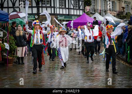 Lymm, KH, Großbritannien. Samstag, 11. Dezember 2021 - Lymm, Hémieh, England, Vereinigtes Königreich. Das jährliche Lymm Dickensian Christmas Festival in Lymm Village kehrt nach einer Pause aufgrund von COVID 19 zurück. Eine Reihe von Ständen und Händlern, die eine Vielzahl von Kunsthandwerk und Weihnachtsgeschenken verkaufen, sowie eine große Auswahl an Speisen, säumen die Dorfstraßen mit Dickenser-Charakteren in Hülle und Fülle. Es gibt auch einen Santa Dash und eine Grand Parade. Lymm Morris-Tänzer treten in der Parade auf Credit: John Hopkins/Alamy Live News Stockfoto