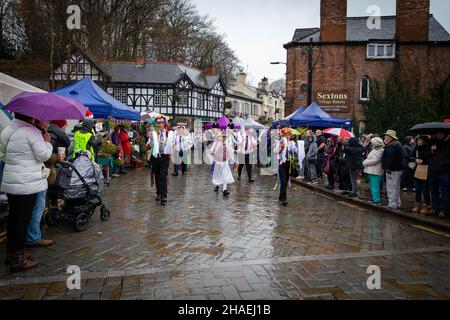 Lymm, KH, Großbritannien. Samstag, 11. Dezember 2021 - Lymm, Hémieh, England, Vereinigtes Königreich. Das jährliche Lymm Dickensian Christmas Festival in Lymm Village kehrt nach einer Pause aufgrund von COVID 19 zurück. Eine Reihe von Ständen und Händlern, die eine Vielzahl von Kunsthandwerk und Weihnachtsgeschenken verkaufen, sowie eine große Auswahl an Speisen, säumen die Dorfstraßen mit Dickenser-Charakteren in Hülle und Fülle. Es gibt auch einen Santa Dash und eine Grand Parade. Lymm Morris-Tänzer treten in der Parade auf Credit: John Hopkins/Alamy Live News Stockfoto