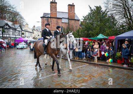 Lymm, KH, Großbritannien. Samstag, 11. Dezember 2021 - Lymm, Hémieh, England, Vereinigtes Königreich. Das jährliche Lymm Dickensian Christmas Festival in Lymm Village kehrt nach einer Pause aufgrund von COVID 19 zurück. Eine Reihe von Ständen und Händlern, die eine Vielzahl von Kunsthandwerk und Weihnachtsgeschenken verkaufen, sowie eine große Auswahl an Speisen, säumen die Dorfstraßen mit Dickenser-Charakteren in Hülle und Fülle. Es gibt auch einen Santa Dash und eine Grand Parade. There were Horses Walking Credit: John Hopkins/Alamy Live News Stockfoto