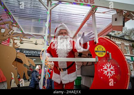 Lymm, KH, Großbritannien. Samstag, 11. Dezember 2021 - Lymm, Hémieh, England, Vereinigtes Königreich. Das jährliche Lymm Dickensian Christmas Festival in Lymm Village kehrt nach einer Pause aufgrund von COVID 19 zurück. Eine Reihe von Ständen und Händlern, die eine Vielzahl von Kunsthandwerk und Weihnachtsgeschenken verkaufen, sowie eine große Auswahl an Speisen, säumen die Dorfstraßen mit Dickenser-Charakteren in Hülle und Fülle. Es gibt auch einen Santa Dash und eine Grand Parade Credit: John Hopkins/Alamy Live News Stockfoto