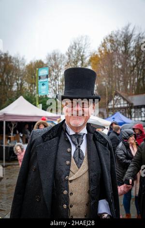 Lymm, KH, Großbritannien. Samstag, 11. Dezember 2021 - Lymm, Hémieh, England, Vereinigtes Königreich. Das jährliche Lymm Dickensian Christmas Festival in Lymm Village kehrt nach einer Pause aufgrund von COVID 19 zurück. Eine Reihe von Ständen und Händlern, die eine Vielzahl von Kunsthandwerk und Weihnachtsgeschenken verkaufen, sowie eine große Auswahl an Speisen, säumen die Dorfstraßen mit Dickenser-Charakteren in Hülle und Fülle. Es gibt auch einen Santa Dash und eine Grand Parade Credit: John Hopkins/Alamy Live News Stockfoto