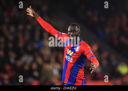 London, Großbritannien. 12th Dez 2021. Cheikhou Kouyate vom Kristallpalast schaut auf. Premier League Spiel, Crystal Palace gegen Everton im Selhurst Park Stadion in London am Sonntag, 12th. Dezember 2021. Dieses Bild darf nur für redaktionelle Zwecke verwendet werden. Nur zur redaktionellen Verwendung, Lizenz für kommerzielle Nutzung erforderlich. Keine Verwendung bei Wetten, Spielen oder Veröffentlichungen in einem Club/einer Liga/einem Spieler. PIC von Steffan Bowen/Andrew Orchard Sports Photography/Alamy Live News Credit: Andrew Orchard Sports Photography/Alamy Live News Stockfoto