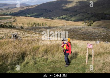 Privatland halten Sie sich an Fußpfadschild auf Moorland, Yorkshire Dales, Großbritannien Stockfoto