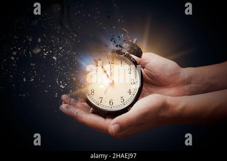 Konzept der Vergehen, die Uhr bricht in Stücke. Hand, die analoge Uhr mit Dispersion Wirkung Stockfoto