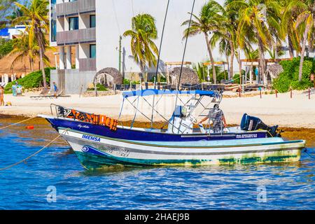 Playa del Carmen Mexiko 05. August 2021 Boote und Yachten am tropischen mexikanischen Strandpanorama mit türkisblauem Wasser von Playa 88 und Punta ESM Stockfoto