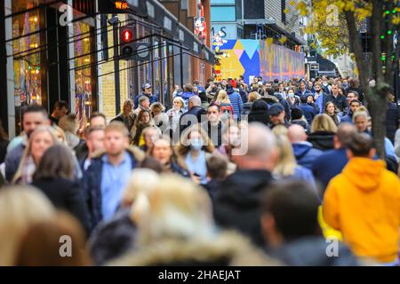 Oxford Street London, Großbritannien, 12th. Dezember 2021. Blick auf die Menschenmassen im West End. Käufer und Besucher in London drängen sich heute in die geschäftige Oxford Street, obwohl die Infektionsraten mit der neuen Omnicron-covid-Variante in London und im weiteren Land schnell ansteigen und die Regierung die Einführung weiterer Maßnahmen erwägt, um den Trend einzudämmen. Stockfoto