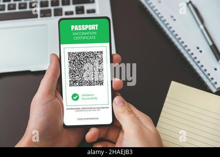 Digitale App für den Gesundheitspass im Mobiltelefon. Internationale Impfbescheinigung Stockfoto