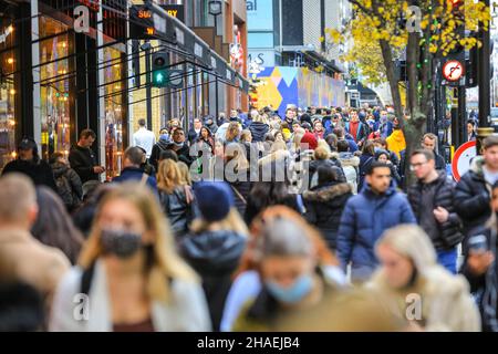 Oxford Street London, Großbritannien, 12th. Dezember 2021. Blick auf die Menschenmassen im West End. Käufer und Besucher in London drängen sich heute in die geschäftige Oxford Street, obwohl die Infektionsraten mit der neuen Omnicron-covid-Variante in London und im weiteren Land schnell ansteigen und die Regierung die Einführung weiterer Maßnahmen erwägt, um den Trend einzudämmen. Stockfoto