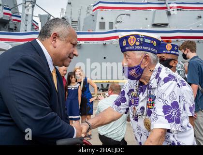 Pearl Harbor, Usa. 08. Dezember 2021. Der US-Navy-Sekretär Carlos Del Toro begrüßt die Empfänger von Purple Heart im Anschluss an die Zeremonie zur Inbetriebnahme des neuesten Lenkraketen-Zerstörers USS Daniel Inouye auf der Joint Base Pearl Harbor-Hickam, 8. Dezember 2021 in Honolulu, Hawaii. Das Kriegsschiff ehrt den ehemaligen US-Senator und Ehrenmedaillenempfänger Daniel Inouye. Kredit: MC2 Logan Keown/U.S. Navy/Alamy Live News Stockfoto