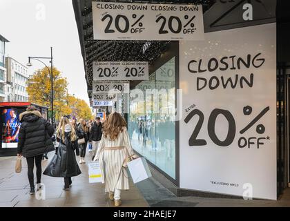 Oxford Street London, Großbritannien, 12th. Dezember 2021. Schilder kündigen eine Verkaufsschließung im House of Fraser Oxford Street an, während die Menschen nach Schnäppchen suchen. Käufer und Besucher in London drängen sich heute in die geschäftige Oxford Street, obwohl die Infektionsraten mit der neuen Omnicron-covid-Variante in London und im weiteren Land schnell ansteigen und die Regierung die Einführung weiterer Maßnahmen erwägt, um den Trend einzudämmen. Stockfoto