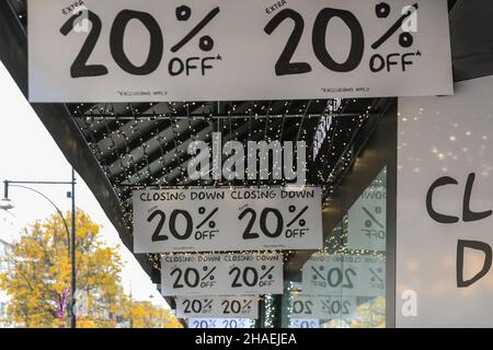 Oxford Street London, Großbritannien, 12th. Dezember 2021. Schilder kündigen eine Verkaufsschließung im House of Fraser Oxford Street an, während die Menschen nach Schnäppchen suchen. Käufer und Besucher in London drängen sich heute in die geschäftige Oxford Street, obwohl die Infektionsraten mit der neuen Omnicron-covid-Variante in London und im weiteren Land schnell ansteigen und die Regierung die Einführung weiterer Maßnahmen erwägt, um den Trend einzudämmen. Stockfoto