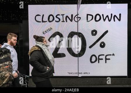 Oxford Street London, Großbritannien, 12th. Dezember 2021. Schilder kündigen eine Verkaufsschließung im House of Fraser Oxford Street an, während die Menschen nach Schnäppchen suchen. Käufer und Besucher in London drängen sich heute in die geschäftige Oxford Street, obwohl die Infektionsraten mit der neuen Omnicron-covid-Variante in London und im weiteren Land schnell ansteigen und die Regierung die Einführung weiterer Maßnahmen erwägt, um den Trend einzudämmen. Stockfoto