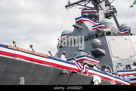 Pearl Harbor, Usa. 08. Dezember 2021. US-Navy-Matrosen befahren die Schienen während der Inbetriebnahmezeremonie für den neuesten Lenkrakenzerstörer USS Daniel Inouye auf der Joint Base Pearl Harbor-Hickam, 8. Dezember 2021 in Honolulu, Hawaii. Das Kriegsschiff ehrt den ehemaligen US-Senator und Ehrenmedaillenempfänger Daniel Inouye. Kredit: MC2 Logan Keown/U.S. Navy/Alamy Live News Stockfoto